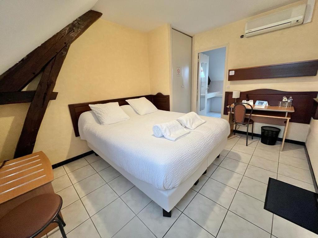 Logis Hôtel Sully le Château Saint-Pere-sur-Loire Extérieur photo