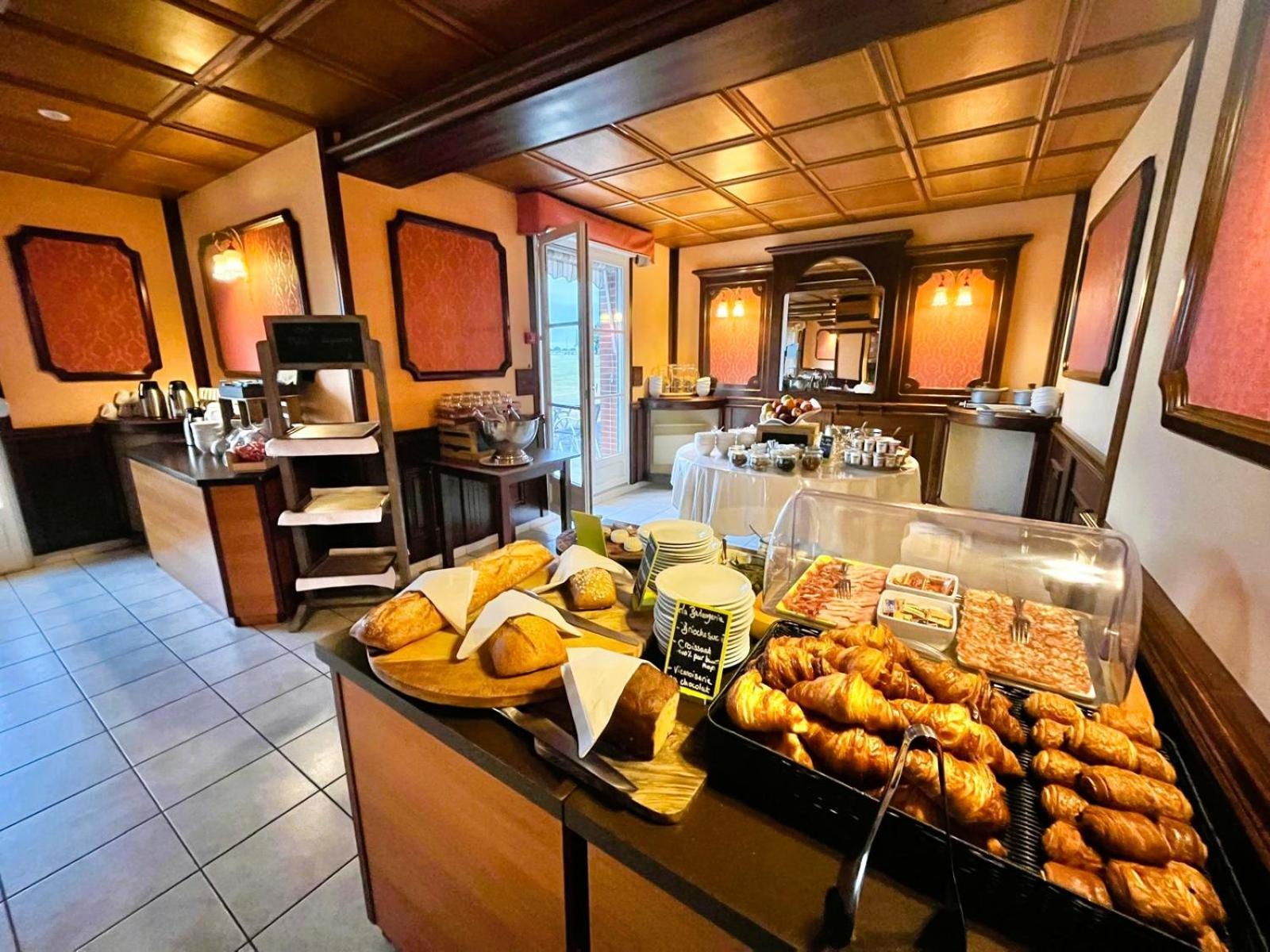 Logis Hôtel Sully le Château Saint-Pere-sur-Loire Extérieur photo